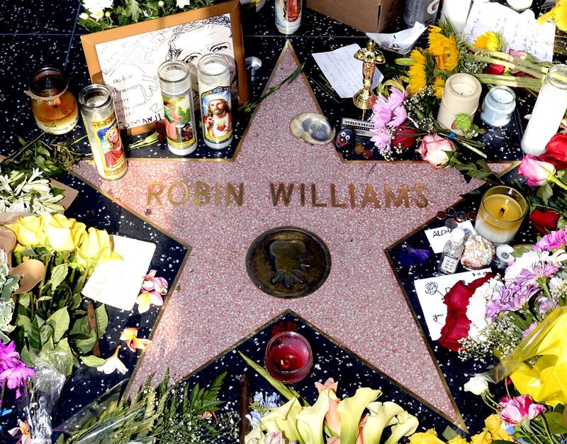 Flores y tributos en el Paseo de la Fama en honor al actor Robin Williams. Foto: EFE