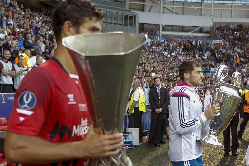 El argentino del Sevilla CF Federico Fazio (i), con la copa de la Liga Europa, y El portero del Real Madrid Iker Casillas (d), con la copa de la Liga de Campeones. Foto: EFE