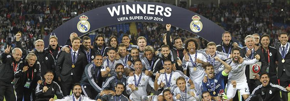 El Real Madrid posa en el cesped junto con el trofeo de la Supercopa de Europa tras derrotar por 2-0 al Sevilla CF. Foto: EFE