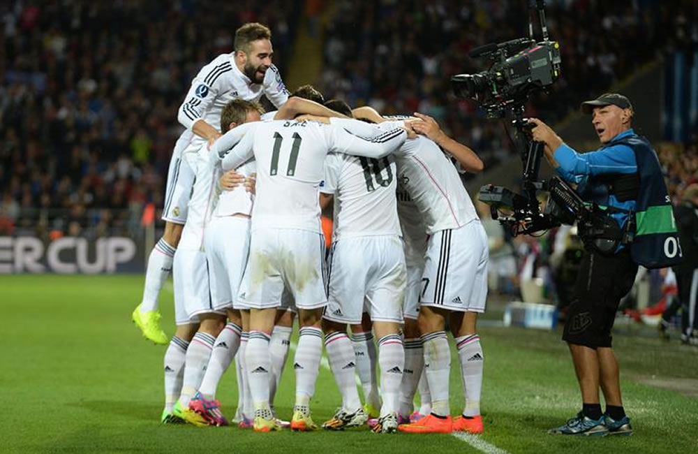 Jugadores del Real Madrid celebran después de anotar un gol ante el Sevilla. Foto: EFE
