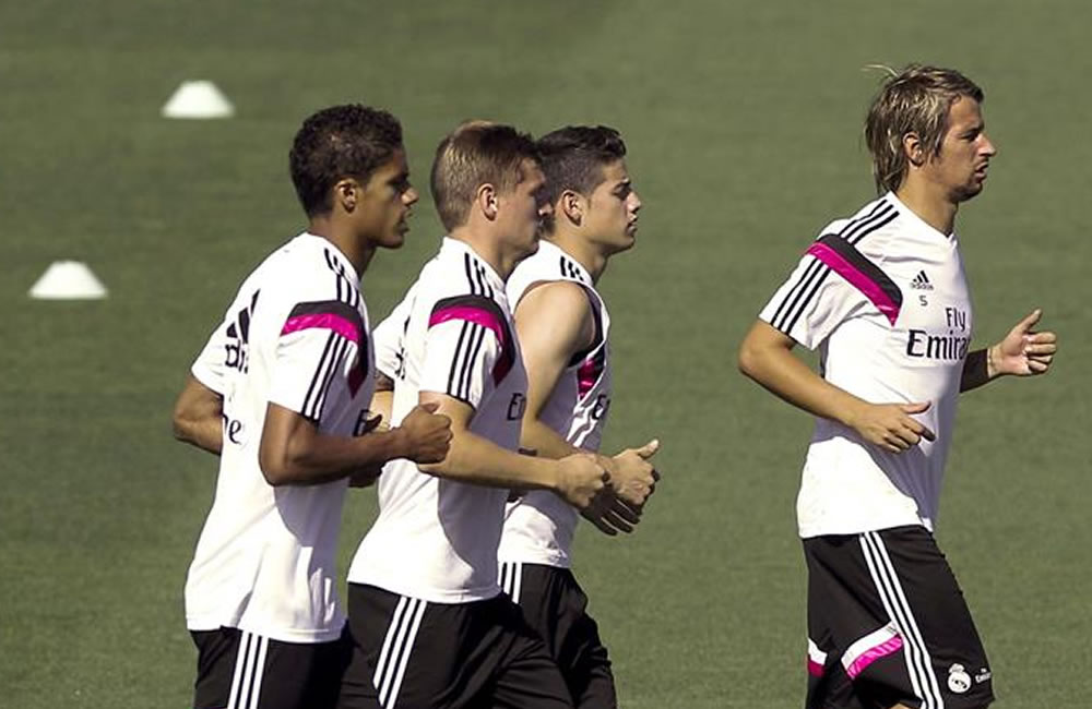 -Los jugadores del Real Madrid Raphael Varane, Toni Kroos, James Rodríguez. Foto: EFE