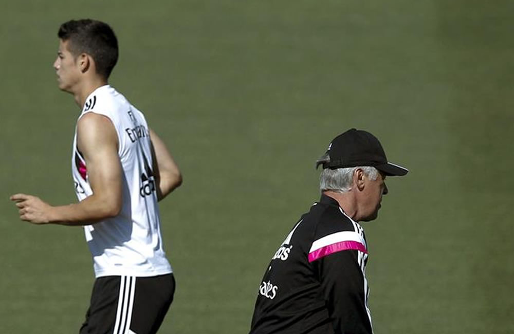 El entrenador del Real Madrid, el italiano Carlo Ancelotti,d., y el colombiano James Rodríguez. Foto: EFE