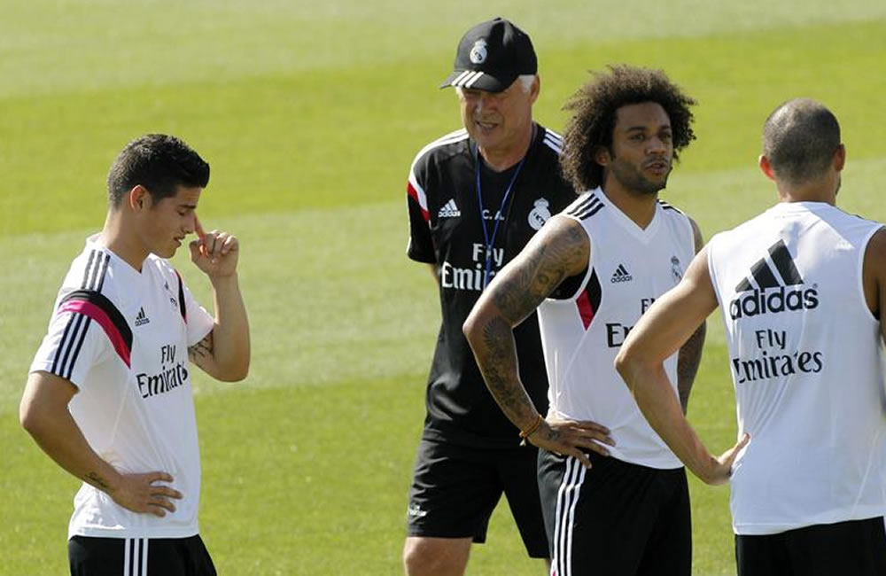 El entrenador del Real Madrid, el italiano Carlo Ancelotti,d., y el colombiano James Rodríguez. Foto: EFE