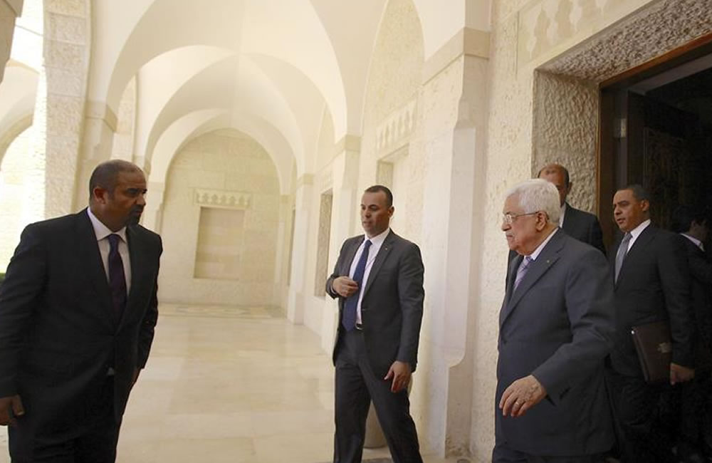 El presidente palestino, Mahmud Abás (2ºdcha), abandona el Palacio Real tras su reunión con el rey Abdulá II de Jordania. Foto: EFE