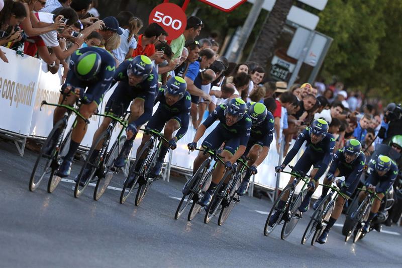 Los ciclistas del Movistar, que se ha proclamado vencedor, durante la primera etapa. Foto: EFE