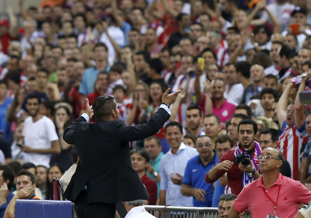 El DT argentino del Atlético de Madrid, Diego Simeone (de espaldas), tras ser expulsado en el partido de vuelta de la Supercopa de España. Foto: EFE