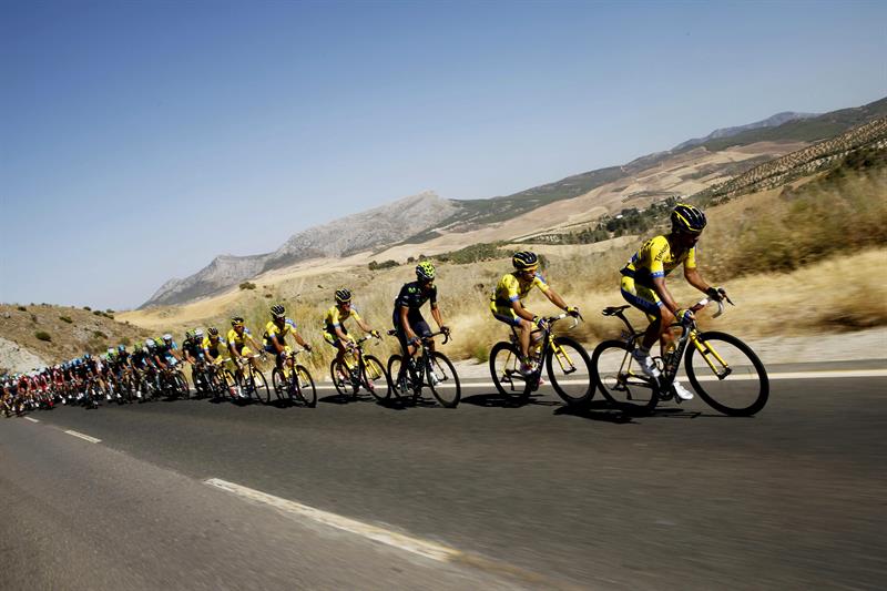 El pelotón durante la quinta etapa de La Vuelta Ciclista. Foto: EFE