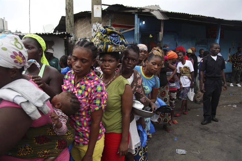 Ayudas humanitarias tras cuarentena por epidemia del ébola. Foto: EFE