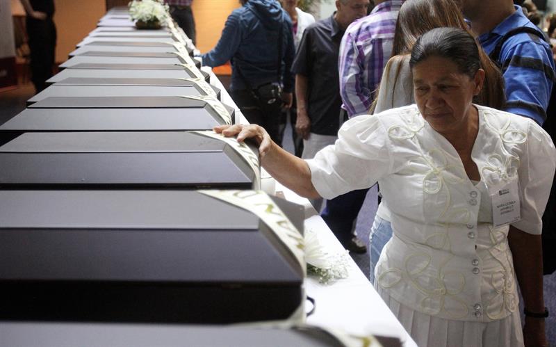 Entrega de restos óseos de víctimas del conflicto en Colombia. Foto: EFE