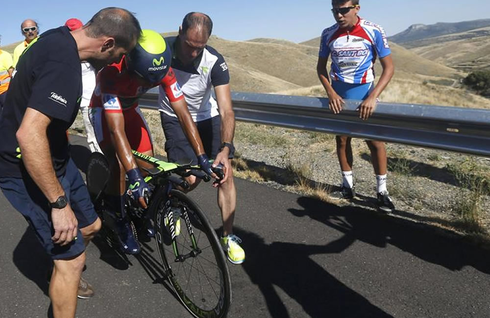El colombiano Nairo Quintana (Movistar), es ayudado tras caerse. Foto: EFE