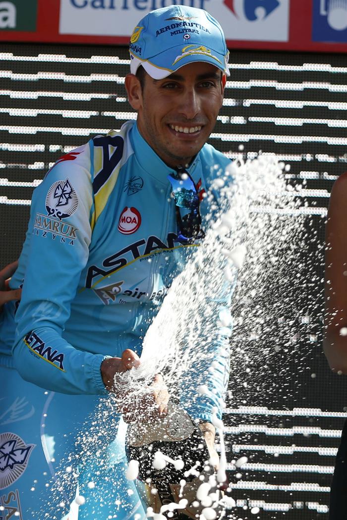 El ciclista italiano del Astana Fabio Aru en el podio tras lograr la victoria en el undécima etapa. Foto: EFE