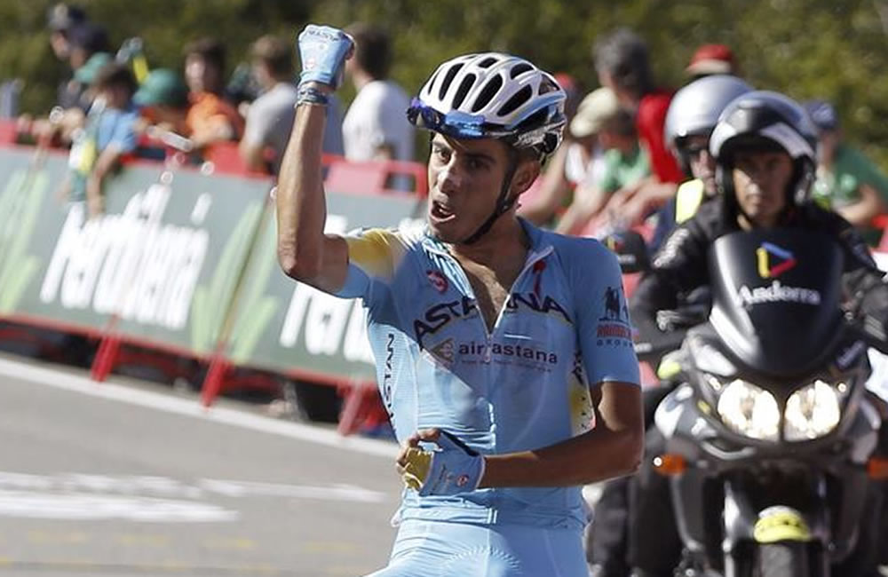 El ciclista italiano del Astana Fabio Aru celebra su victoria en el undécima etapa. Foto: EFE