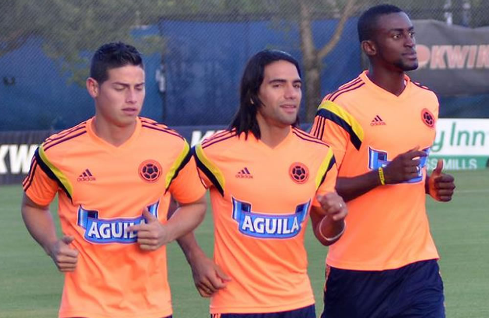 James Rodríguez (i), Radamel Falcao (c) y Jackson Martínez (d) de la selección colombiana de fútbol participan en un entrenamiento. Foto: EFE