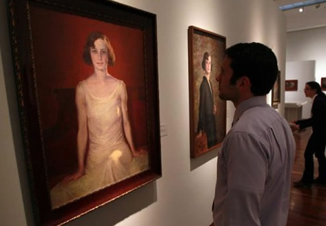 Un hombre observa la obra sobre óleo "Carolina Cárdenas Núñez" que hace parte de la exposición "Francisco Antonio Cano, la mano luminosa" en el Museo Nacional de Colombia. Foto: EFE