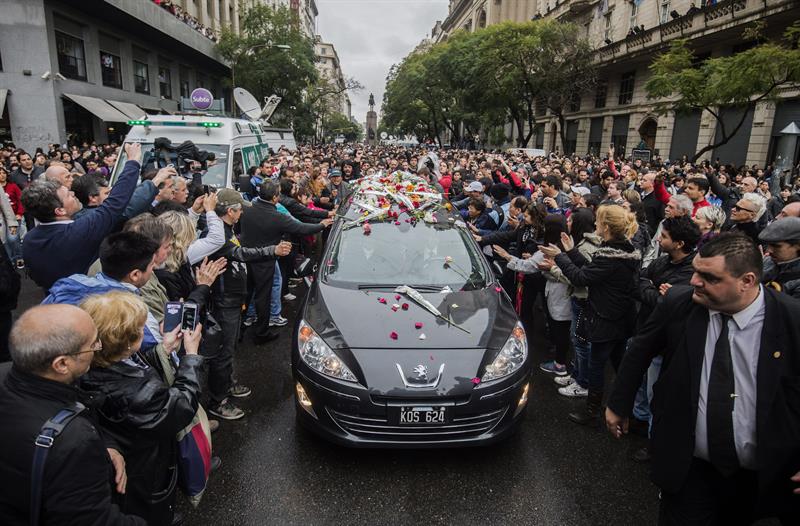 Miles de admiradores dan el último adiós a Gustavo Cerati. Foto: EFE