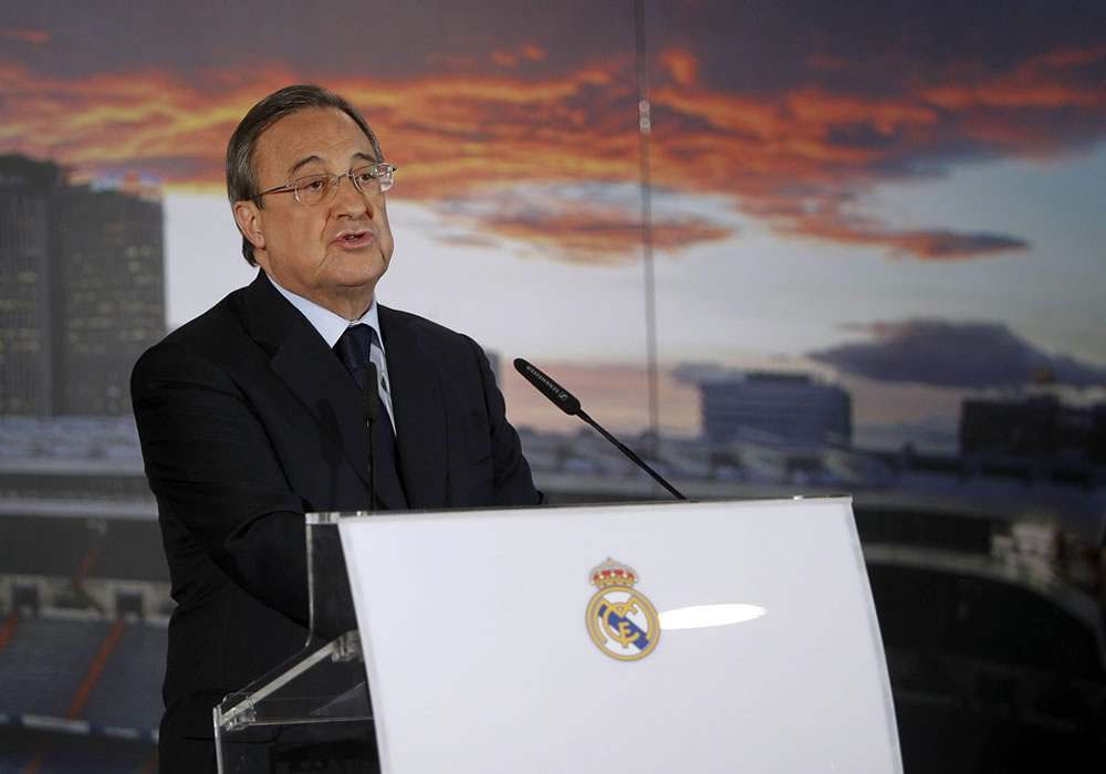 El presidente del Real Madrid, Florentino Pérez, ante los medios de comunicación con las cuentas del ejercicio 2013/2014, en el palco de honor del estadio Santiago Bernabéu. Foto: EFE