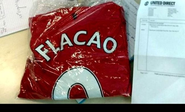 Así le llegó la camiseta de Falcao a quienes la compraron por internet. Foto: Twitter