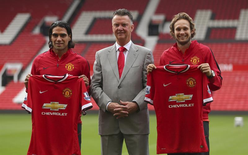 Los nuevos jugadores del Manchester United, el colombiano Radamel Falcao (izda) y Daley Blind (dcha). Foto: EFE