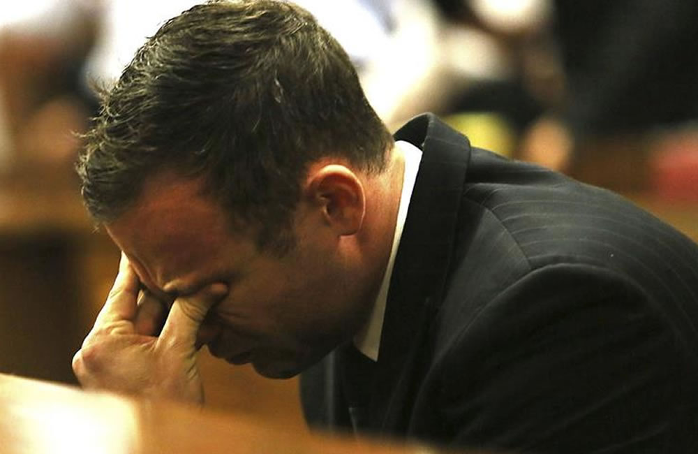 El atleta Oscar Pistorius reacciona al escuchar su veredicto en el Tribunal Superior de Pretoria (Sudáfrica). Foto: EFE