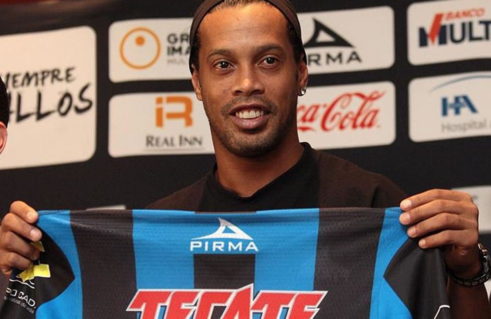 El jugador brasileño Ronaldo de Asis Moreira "Ronaldinho" posa con la camiseta de su nuevo equipo. Foto: EFE