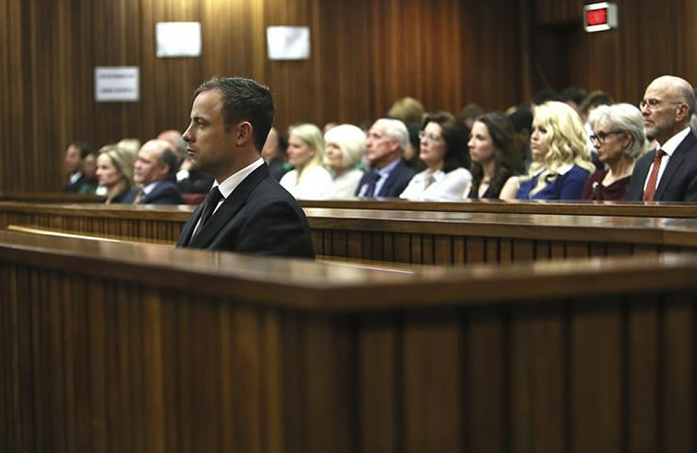 El atleta Oscar Pistorius (c) escucha su veredicto en el Tribunal Superior de Pretoria (Sudáfrica). Foto: EFE