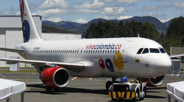Un avión de la compañía Viva Colombia aterriza de emergencia en aeropuerto de Pereira por un ave en un motor. Foto: EFE