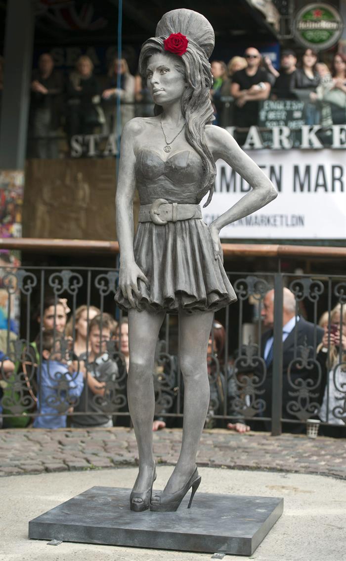 Estatua en homenaje a Amy Winehouse en Londres. Foto: EFE