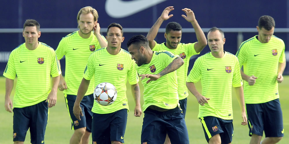 Entrenamiento del FC Barcelona, con Dani Alves (c), Andrés Iniesta (d), Adriano Correia y Leo Messi (i). Foto: EFE
