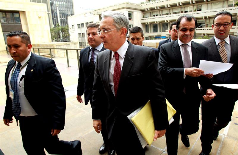 El senador y expresidente colombiano Álvaro Uribe Vélez llega a la sede de la Corte Suprema de Justicia. Foto: EFE