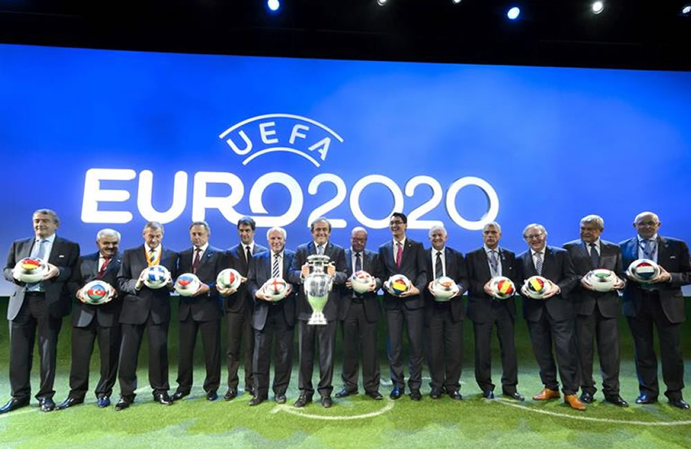 El presidente de la UEFA, Michel Platini (centro), posa junto a varios representantes tras anunciar las sedes. Foto: EFE