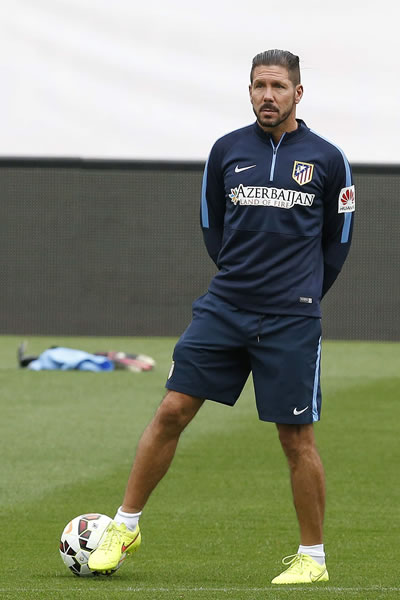 El entrenador del Atlético de Madrid, el argentino Diego Simeone, durante el entrenamiento efectuado esta tarde en el estadio Vicente Calderón. Foto: EFE