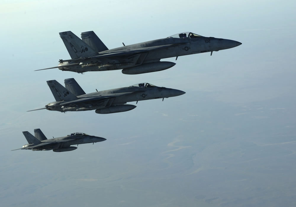 Varios aviones de combate F-18E Super Hornets de la Marina estadounidense tras repostar en el aire en el norte de Irak. Foto: EFE
