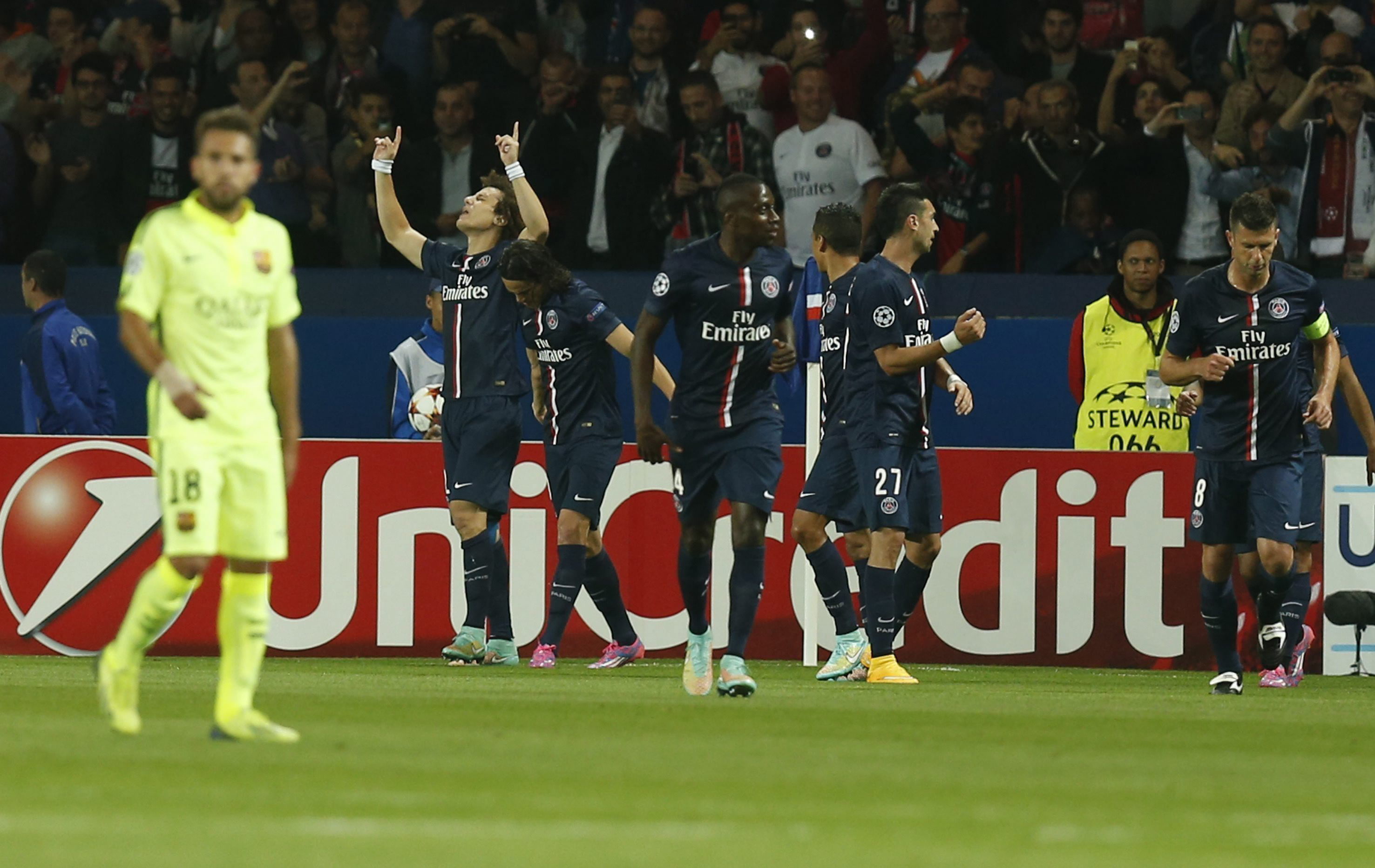 El jugador del París Saint-Germain David Luiz (2i), celebra con sus compañeros el gol conseguido ante el FC Barcelona. Foto: EFE