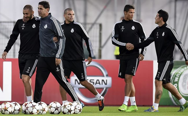 Los intergrantes del Real Madrid de izqa a dcha: el francés Karim Benzema, el segundo entrenador Fernando Hierro. Foto: EFE