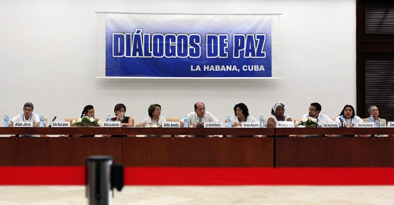 Fotografía cedida por el Gobierno cubano del tercer grupo de víctimas del conflicto colombiano que se encuentra en La Habana durante una reunión. Foto: EFE