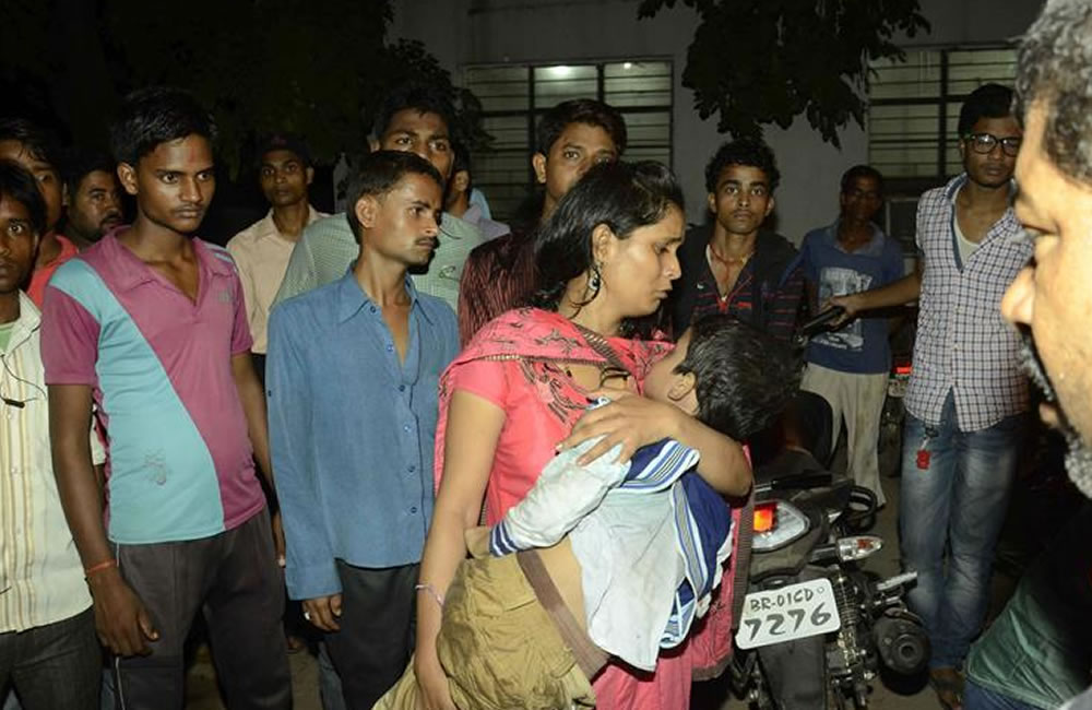 Una mujer lleva a un niño herido a un hospital después de una estampida en Patna, en la India. Foto: EFE