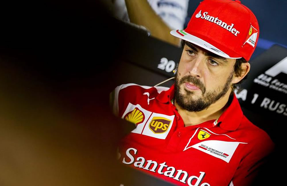 "Todos con Jules", mensaje de ánimo en el casco de Alonso a Bianchi. Foto: EFE