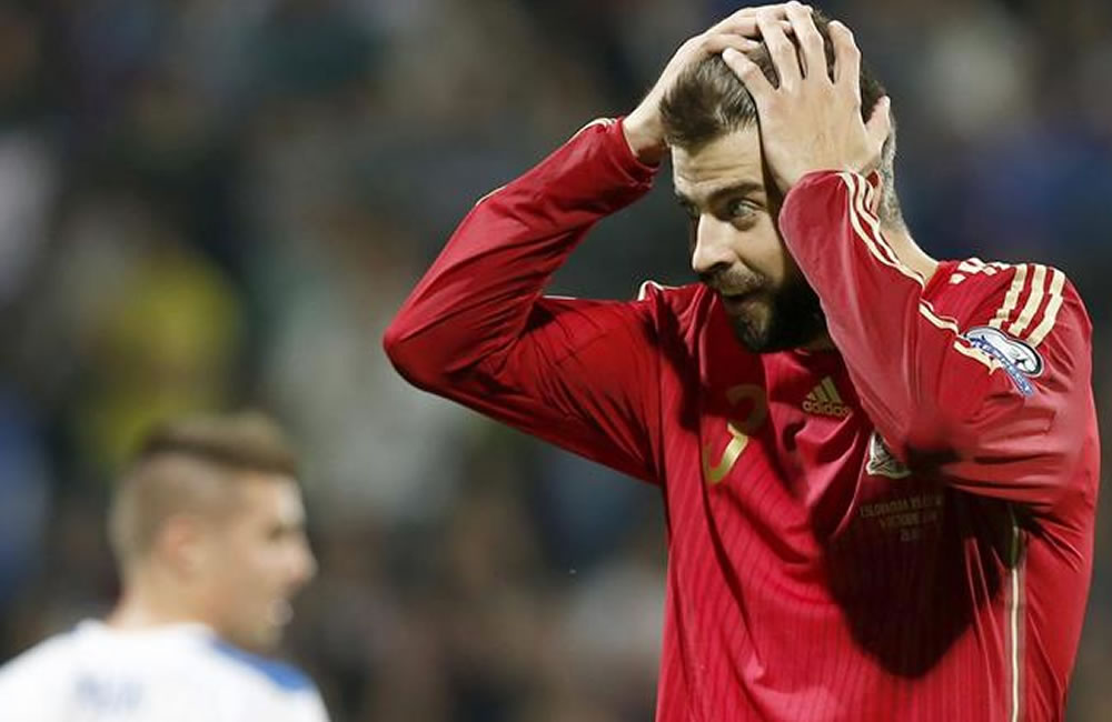 El defensa de la selección española Gerard Piqué durante el partido de la fase de grupos de clasificación para la Eurocopa 2016. Foto: EFE