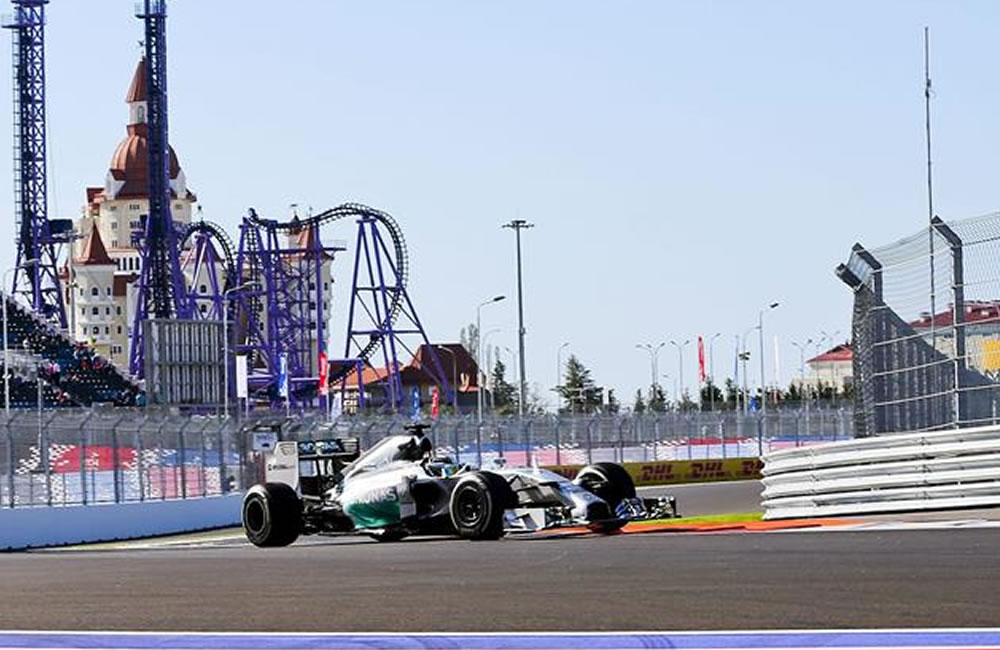 El británico Lewis Hamilton (Mercedes) en acción durante el primer entrenamiento libre para el Gran Premio de Rusia. Foto: EFE