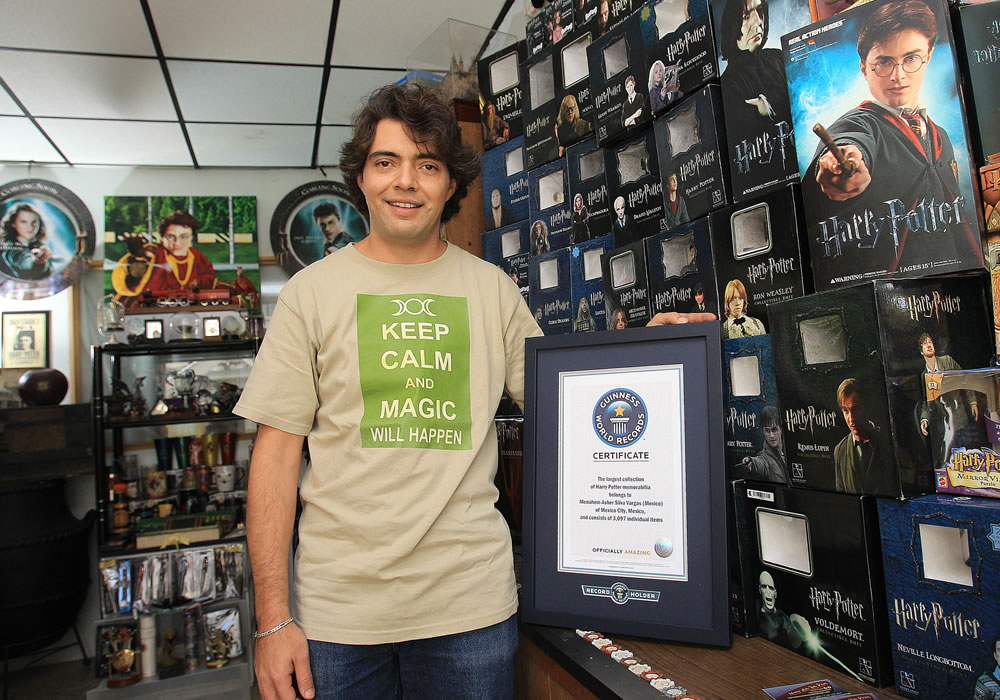 El mexicano Menahem Asher Silva Vargas posa con el certificado de récord Guinness por su colección de objetos de la saga Harry Potter. Foto: EFE