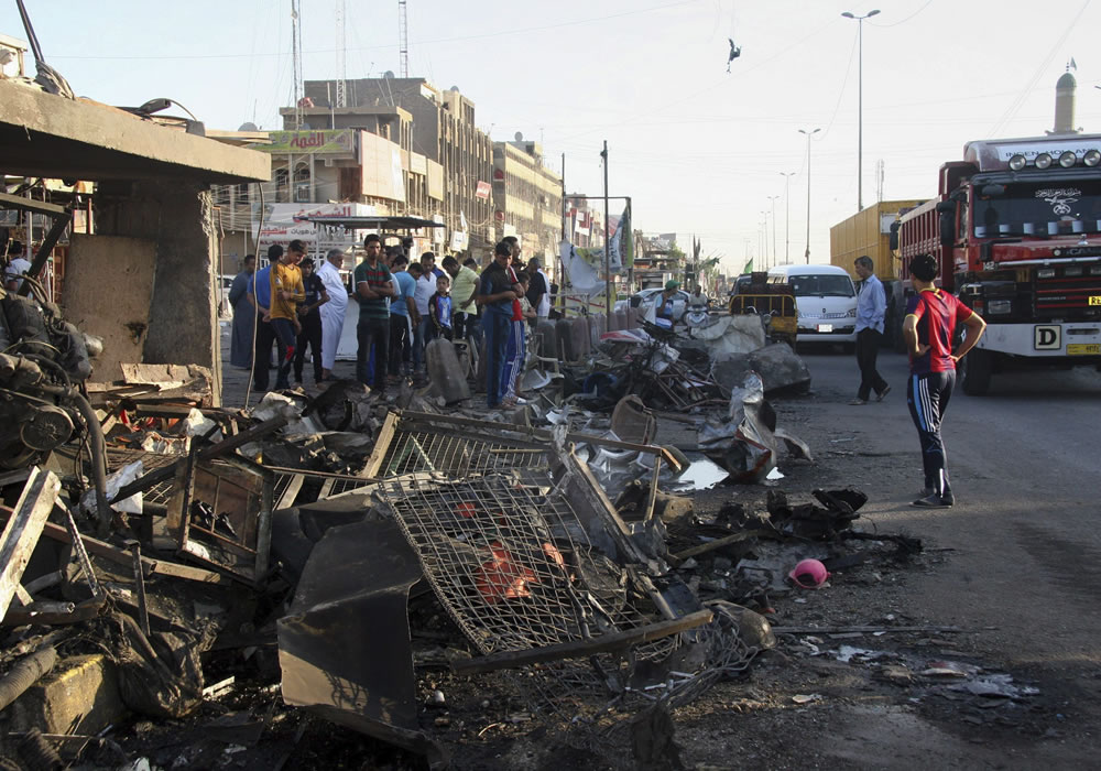 Imagen del lugar donde ha explotado un coche bomba en el distrito de Sadr en Bagdad, Irak. Foto: EFE