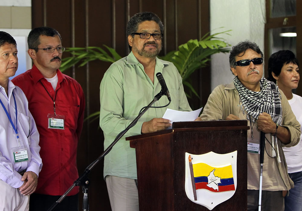 El comandante de las Fuerzas Armadas Revolucionarias de Colombia (FARC), Luciano Marín Arango (cen), alias "Iván Márquez", lee un comunicado. Foto: EFE