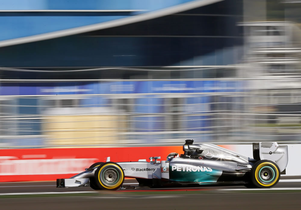 Lewis Hamilton logra 'pole' en el debut ruso y Alonso séptimo en la olímpica Sochi. Foto: EFE