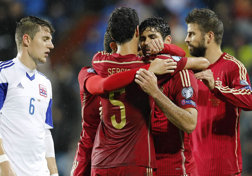 El delantero de la selección española Diego Costa (2d) celebra su gol, tercero del equipo, con sus compañeros, partido por la Eurocopa 2016 ante Luxemburgo. Foto: EFE