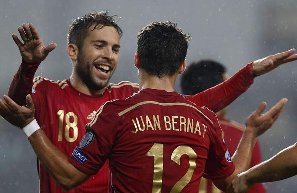 El centrocampista de la selección española Juan Bernat (d) celebra su gol, cuarto del equipo, con su compañero Jordi Alba. Foto: EFE