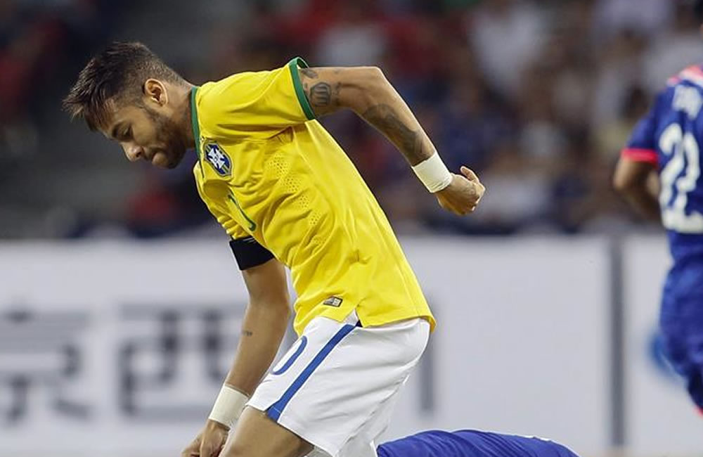El delantero brasileño Neymar (delante) ante el japonés Ryota Morioka (atrás). Foto: EFE