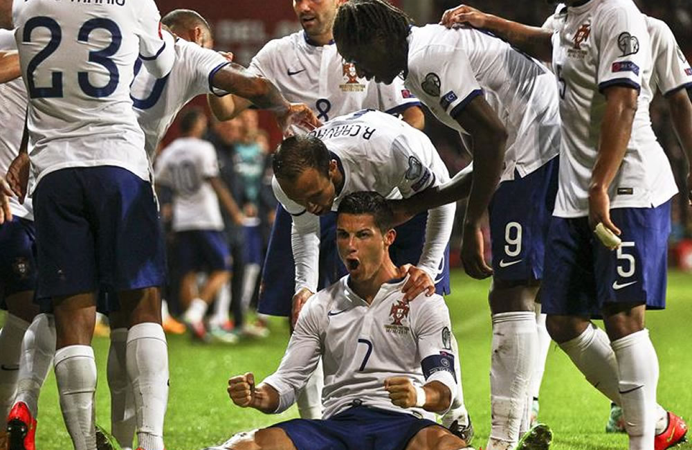 Cristiano Ronaldo (c) de Portugal celebra con sus compañeros tras anotar. Foto: EFE