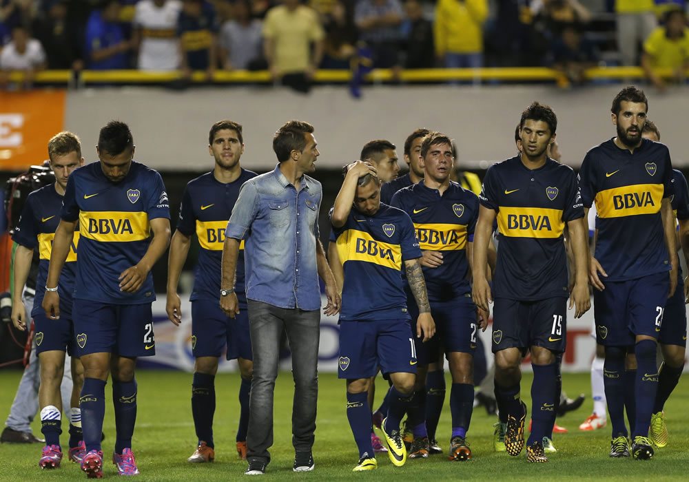 Jugadores de Boca Juniors reaccionan tras su derrota ante Deportivo Capiatá por la Copa Sudamericana. Foto: EFE