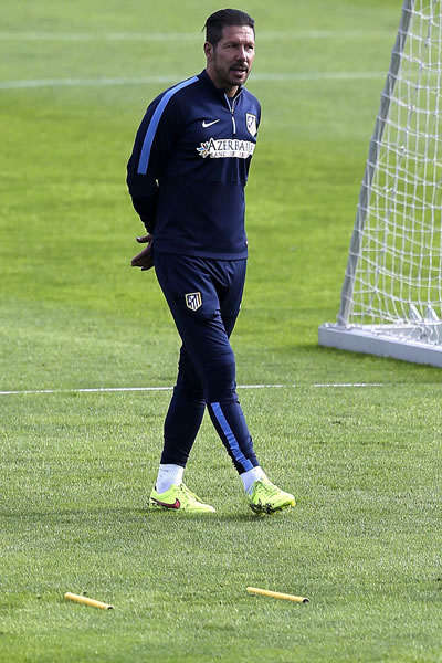 El entrenador argentino del Atlético de Madrid, Diego Simeone, durante el entrenamiento que el club colchinero. Foto: EFE