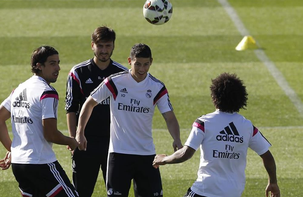 Los jugadores del Real Madrid Sami Khedira (i) James Rodríguez (c) y Marcelo Vieira. Foto: EFE